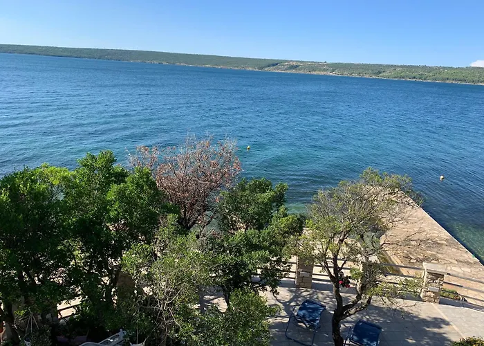 Beachfront Apartment Live